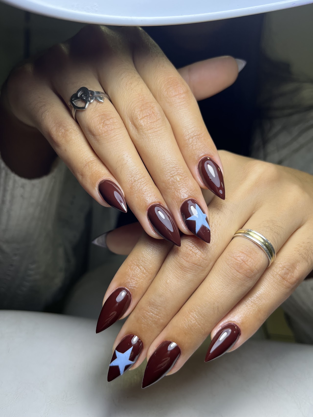 Uñas esculpidas en tono nude con detalles en foil de oro rosa en Glow Studio Ituzaingó