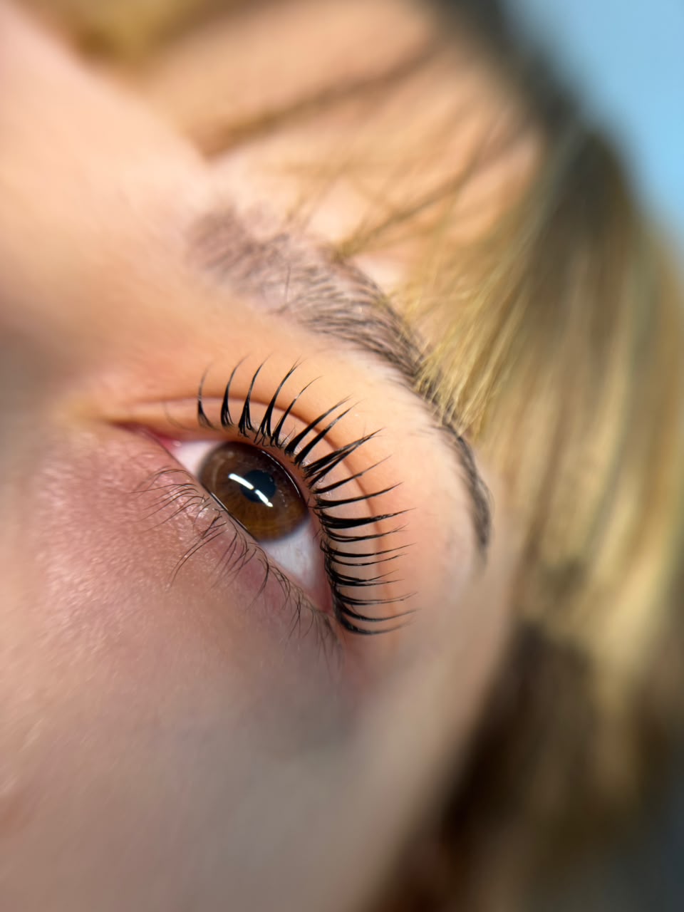 Lifting de pestañas y laminado de cejas definición natural en Ituzaingó
